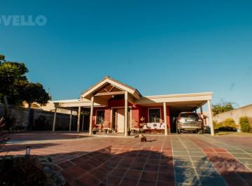 Casa · 221m² · 5 Ambientes · 1 Cochera · Amplia Casa Céntrica