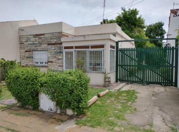 Casa de 3 ambientes, Hurlingham · Casa en Villa Tesei con Gran Galpón Al Fondo