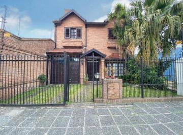 Casa · 260m² · 5 Ambientes · 2 Cocheras · Chalet de 5 Amb con Pileta en Venta, Haedo.