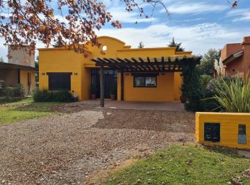 Casa de 8 ambientes, Pueblo Esther · Alquiler Casa en Barrio Privado Campos de Esther / Pueblo Esther