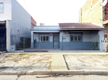 Casa · 80m² · 3 Ambientes · 2 Cocheras · Venta - Casa 3 Amb C/ Cochera y Fondo Libre - Tapiales