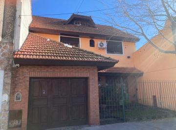 Casa · 211m² · 4 Ambientes · Chalet 4 Ambientes