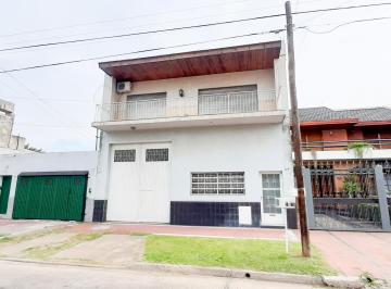 Casa de 4 ambientes, Avellaneda · Hermosa Casa de Estilo con Quincho Amplio y Galpon en Planta Baja