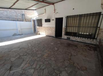 Casa · 130m² · 4 Ambientes · 1 Cochera · Casa de Frente, Lamadrid 1800. 3 Dorm.!