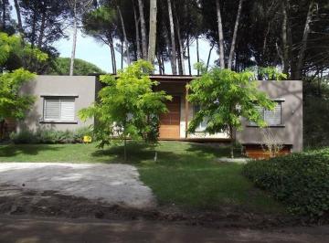 Casa · 196m² · 5 Ambientes · 1 Cochera · Codigo 639 - 4 Dorm. en Suite - Garage - Parrilla - Zona II - Carilo