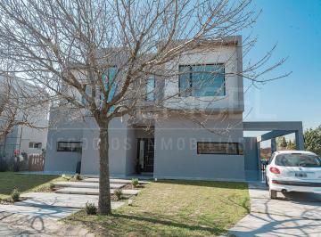 Casa · 202m² · 4 Ambientes · 2 Cocheras · Casa en Alquiler Los Naranjos - con Muebles y Piscina
