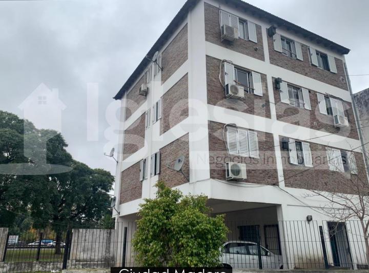 Departamento de Dos Ambientes en Segundo Piso por Escalera