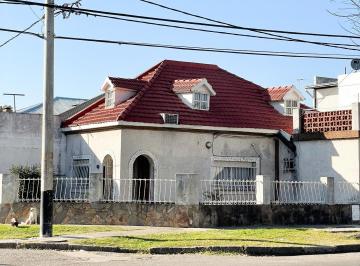 Casa · 132m² · 3 Ambientes · 1 Cochera · Casa de 2 Plantas en Esquina - Retasada