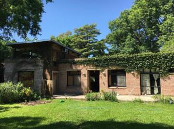 Quinta vacacional · 194m² · 6 Ambientes · 1 Cochera · Hermosa Casa en El Cazador