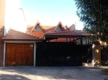 Casa de 5 ambientes, Avellaneda · Casa Hermosa en Venta 5 Ambientes con Tererno Libre y Garage! Rebajada!