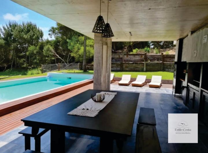 Casa · 440m² · 5 Ambientes · 2 Cocheras