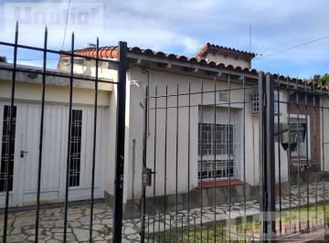 Casa · 142m² · 5 Ambientes · 1 Cochera · Casa - Moron Sur
