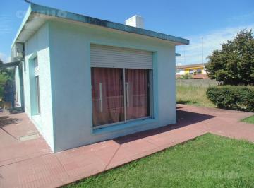 Casa · 96m² · 4 Ambientes · 1 Cochera · Casa en Venta de 3 Dorm. en Carmelo