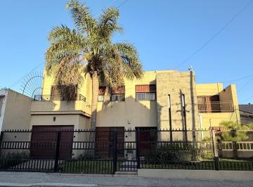 Casa · 270m² · 5 Ambientes · 1 Cochera · Casa 5 Ambientes - Ramos Mejía