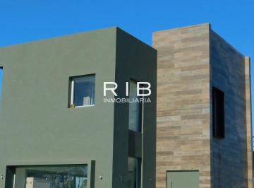 Casa · 152m² · 4 Ambientes · 2 Cocheras · Excelente Propiedad Moderna