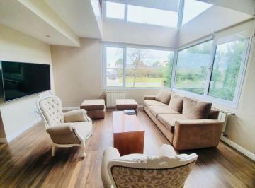 Casa · 300m² · 4 Ambientes · 3 Cocheras · Chalet en Venta con Piscina - Rumenco