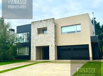 Casa · 300m² · 4 Ambientes · 3 Cocheras · Chalet en Venta con Piscina - Rumenco