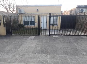 Casa · 247m² · 4 Ambientes · Casita Al Frente de 2 Dorm. Departamento Al Fondo. Ideal Para 2 Familias. Lanús Este