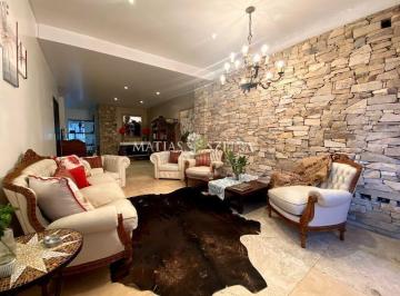 Casa · 290m² · 5 Ambientes · 2 Cocheras · Propiedad 5 Ambientes de Categoría en Castelar Norte