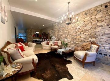 Casa · 290m² · 5 Ambientes · 2 Cocheras · Propiedad 5 Ambientes de Categoría en Castelar Norte