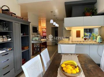 Casa · 290m² · 5 Ambientes · 2 Cocheras · Propiedad 5 Ambientes de Categoría en Castelar Norte