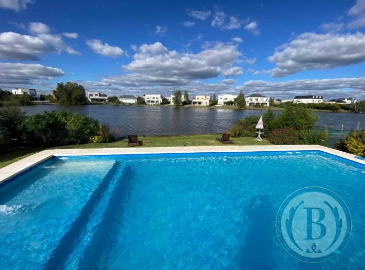 Casa · 296m² · 6 Ambientes · 2 Cocheras