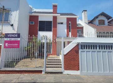Casa · 239m² · 4 Ambientes · 1 Cochera · Barrio Residencial