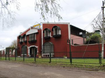 Casa · 250m² · 8 Ambientes · 4 Cocheras · Chalet de 7 o Más Ambientes Ubicada a m del Centro de Corimayo.