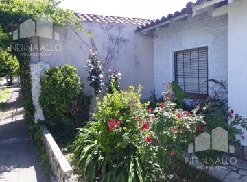 Casa · 128m² · 4 Ambientes · 2 Cocheras · Venta Casa Castelar Norte a Reciclar Cuatro Ambientes