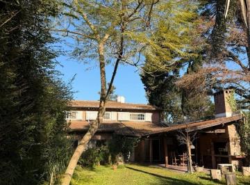 Casa · 180m² · 4 Ambientes · 2 Cocheras · Muy Linda Casa en 2 Plantas
