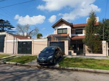 Casa · 160m² · 3 Dormitorios · Hermosa Casa en Venta con 3 Habitaciones, Pileta y Quincho, Quilmes 1900 - Temperley