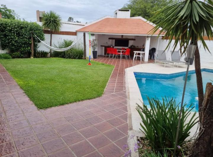 Casa · 240m² · 8 Ambientes