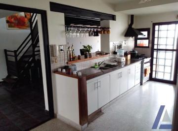 Cocina separada amplia con barra y puerta al parque · Casa de 4 Dorm. La Plata
