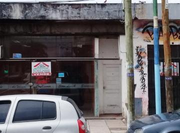 Local comercial · 300m² · 5 Ambientes · Local en Venta Sobre Dastugue, Muy Comercial.