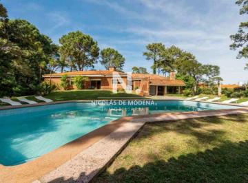 Foto1 · Casa en Venta de 4 Dorm. en Playa Mansa. Punta del Este.