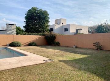 Casa · 208m² · 4 Ambientes · 4 Cocheras · Venta de Casa en Barrio Cañitas con Pileta Apto Credito