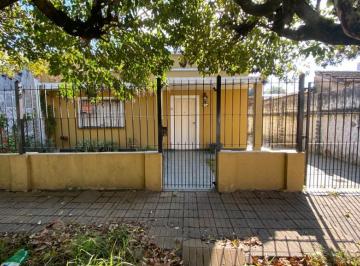 Casa de 4 ambientes, Berazategui · Casa 4 Ambientes con Parque y Cochera en Venta - Berazategui
