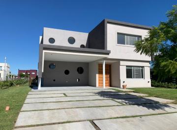 Casa · 220m² · 4 Ambientes · 2 Cocheras · Casa en Barrio Vistas Puertos