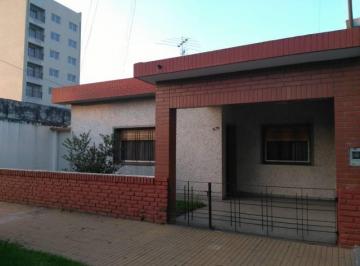 Casa de 3 ambientes, Avellaneda · Casa en Venta de 3 Ambientes con Cochera y Fondo Libre Parquizado