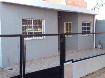 Casa · 65m² · 3 Ambientes · 1 Cochera · Casa de 2 Dorm. con Terreno a La Venta G. Dro Baigorria