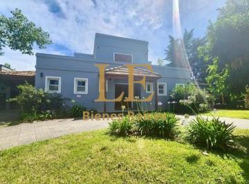 Casa · 200m² · 4 Ambientes · 4 Cocheras · Venta Casa Alamo Alto Apto Credito