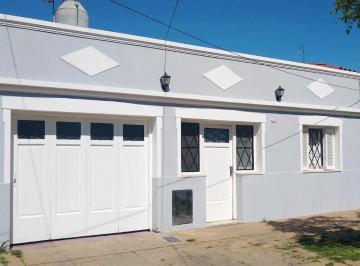 Casa · 95m² · 3 Ambientes · 1 Cochera · Casa de 2 Dorm. con Garage y Patio. Lanús Este.