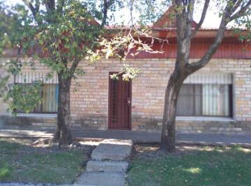 FRENTE · Amplia Casa 5 Amb. Garage 2 Autos y Parque en San Justo