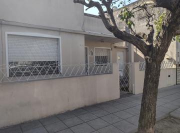 Casa de 3 ambientes, Lanús · Casa Americana de Tres Ambientes en Buen Estado con Terreno Libre