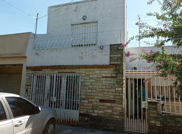 Casa de 4 ambientes, Tres de Febrero · Casa S/ Lote Propio C/ Depto T/ Casa Al Fondo // Caseros