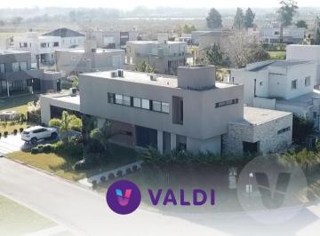 Casa · 280m² · 5 Dormitorios · 2 Cocheras · Casa en Venta - Barrio Don Joaquin, Canning