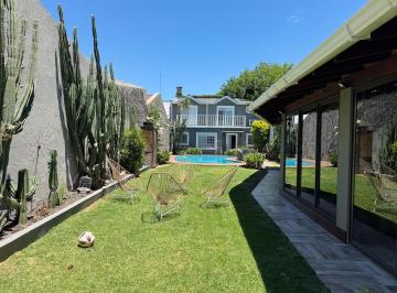 Casa · 227m² · 5 Ambientes · 1 Cochera · Casa con Jardín y Pileta a La Venta en San Fernando.