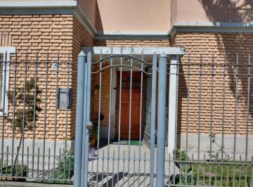 Casa · 90m² · 3 Ambientes · 2 Cocheras · Casa en Excelente Ubicacion en Burzaco!