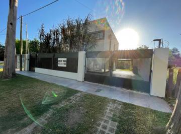 Casa en Alquiler de 6 ambientes  · Casa Impecable Minimalista Amplia Pileta Quincho y Más!
