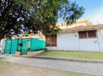 Casa · 114m² · 4 Ambientes · 2 Cocheras · Casa de 4 Ambientes con Cochera y Pileta en Gonnet, La Plata